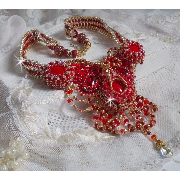 Plastron Rubis haute Couture brod&eacute; avec des cabochons : l&rsquo;Agate et le Corail Rouge, cristaux : fleurs, gouttes, toupies, fleurs, perles en R&eacute;sine et Verre, rocailles,  calottes et perles filigran&eacute;es