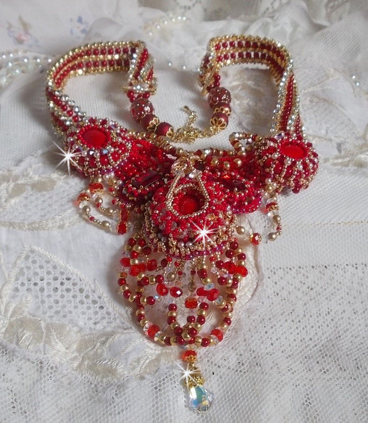 Plastron Rubis haute Couture brod&eacute; avec des cabochons : l&rsquo;Agate et le Corail Rouge, cristaux : fleurs, gouttes, toupies, fleurs, perles en R&eacute;sine et Verre, rocailles,  calottes et perles filigran&eacute;es