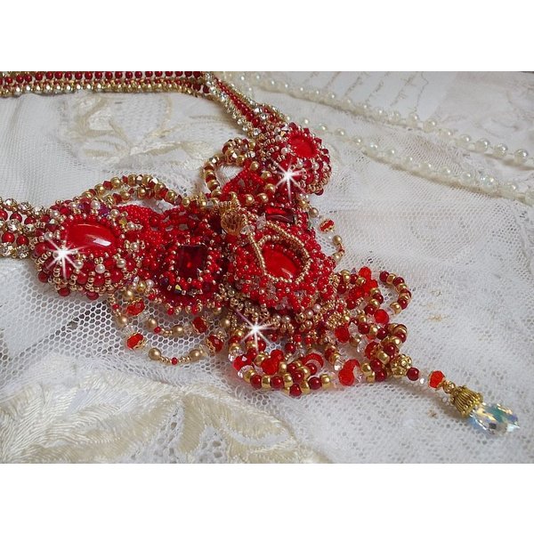 Plastron Rubis haute Couture brod&eacute; avec des cabochons : l&rsquo;Agate et le Corail Rouge, cristaux : fleurs, gouttes, toupies, fleurs, perles en R&eacute;sine et Verre, rocailles,  calottes et perles filigran&eacute;es