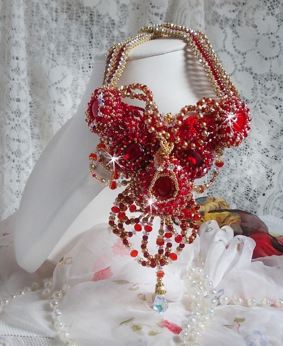Plastron Rubis haute Couture brodé avec des cabochons : l’Agate et le Corail Rouge, cristaux : fleurs, gouttes, toupies, fleurs, perles en Résine et Verre, rocailles,  calottes et perles filigranées