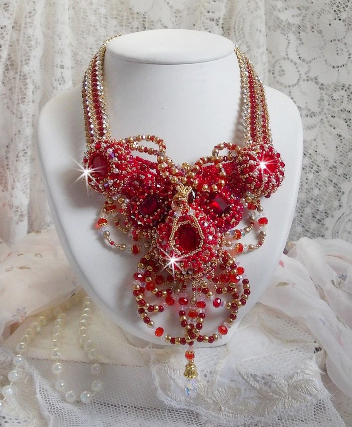 Plastron Rubis haute Couture brod&eacute; avec des cabochons : l&rsquo;Agate et le Corail Rouge, cristaux : fleurs, gouttes, toupies, fleurs, perles en R&eacute;sine et Verre, rocailles,  calottes et perles filigran&eacute;es