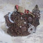 Bracelet Ombre Naviguant créée avec du cuir de couleur Cognac, fleur en tissu, des accessoires de couleur Bronze, Cuivre, Noir avec des breloques