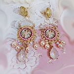 BO Pleasures Pink cr&eacute;&eacute;es avec cabochons verres, accessoires laiton et perles Cristal Swarovski