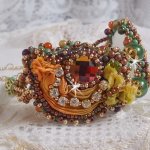 Bracelet Lune Vénitienne brodé avec un ruban de soie Orange, Vert et Jaune, cristaux : toupies, chatons Crystal et Péridot. S’ajoute des facettes, perles magiques et rocailles