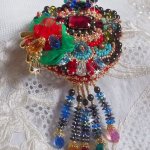 Broche Mia Haute-Couture brodée avec des Cristaux de Swarovski, un cabochon vintage des années 1960, des fleurs Lucite, des perles rondes nacrées et des rocailles, 