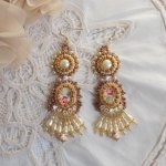BO Reflets de Rosée sont brodées avec des perles nacrées, des Cristaux de Swarovski et des crochets d'oreilles en Gold Filled 14 carats.