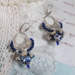 BO Lotus Flowers montées avec des Perles de Venise Bleu Capri/blanc et des connecteurs Chandeliers demi-lune
