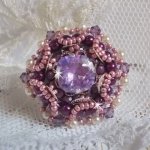 Bague Chinese Purple Stone brodée avec des cristaux de Swarovski et des rocailles