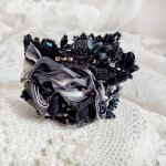 Bracelet Souvenir de Bal manchette brodé avec perles verres, ruban soie, dentelle, fleurs, argent 925 et Perles Cristal 