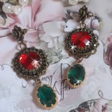 BO Camaïeu de Rouge et Vert montées avec des cabochons en verre de couleur Rouge, des pendentifs ovales en Zirconium, des BO forment fleur de couleur Bronze et des accessoires de qualité