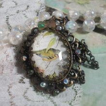 Collier Oiseau des Jardins crée avec un cabochon loupe et des cristaux montés sur des accessoires de couleur Bronze