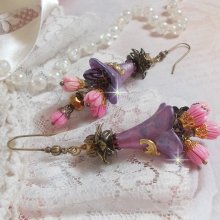 BO Métamorphose Fantaisie, boutons de roses sauvages à laquelle s’ajoute perles Cristal, fleurs trompettes peintes à la main aux couleurs de l’été, perles verre et calottes montés sur crochets Laiton