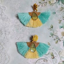 BO Mint and Yellow montées avec des pompons, pince demi-lune, gouttes résine et puces métal