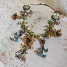 Collier Cézanne avec des grandes et petites fleurs peintes à la main à laquelle s’ajoute des feuilles, cristaux, pierres de Gemme : Aventurine et Jade Jaune, breloques, perles et accessoires Cuivre 