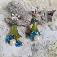 BO Regard Scintillant créées avec fleurs acryliques, rondes en résine, chaîne laiton et perles Cristal Swarovski