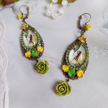 BO F&eacute;e papillon mont&eacute;es avec cabochons ovales verres, strass, fleurs polym&egrave;res et dormeuses en laiton