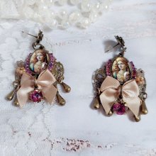 BO Reine Roses créées avec cabochon verre, nœud satin, strass, clochettes et perles Cristal Swarovski