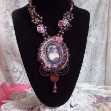 Collier Belle Romance Haute-Couture brodé avec un cabochon portrait de femme, des Cristaux de Swarovski et des perles nacrées