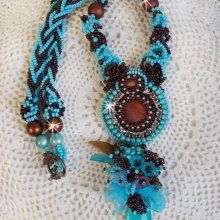 Collier Turquoise Haute-Couture brodé avec des Cristaux de Swarovski et pierre semi-précieuse