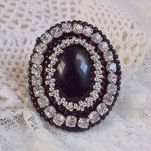Bague Stone Noire brodée avec une pierre de gemme, un onyx noir et des cristaux