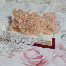 Bracelet Idylle Beauty brodé avec des cristaux : perles rondes nacrées, toupies, facettes Verre à laquelle s’ajoute des rocailles avec un fermoir en Plaqué Or et une chaînette en Argent 925/1000