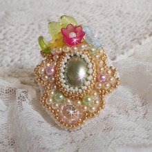 Bague Envolée Fleurie brodée avec un cabochon en résine des fleurs Lucite, des perles nacrées et des rocailles