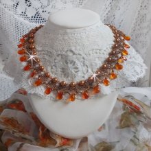 Collier Ambre avec des perles nacrées en cristal de Swarovski et des gouttes facettées en verre