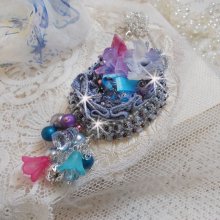 Pendentif Mademoiselle Bluse Haute Couture brodé avec dentelle Gris perlé, rubans : satin et organza, fleurs  en tissu à laquelle s’ajoute des cristaux : perles nacrées, navette et toupies