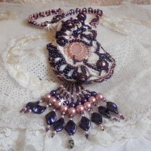 Collier Grace brodé avec un Quartz Rose, une pierre fine et des perles nacrées 