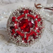 Bague Drigon Red brodée avec un cabochon rouge en cristal de Swarovski, des chatons et des rocailles argentées