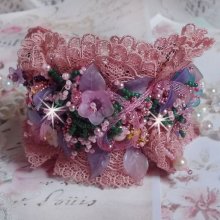 Bracelet manchette Jardin Poétique brodé avec de la dentelle Vieux Rose Antique, des cristaux de Swarovski, des accessoires en plaqué or 18 et 24 carats, de la Nacre, des perles et des rocailles