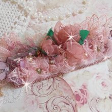 Bracelet Douceur Poudrée manchette brodé avec une dentelle motif floral, ruban organza, tulles, nœuds, étamines, sequins paillettes. La couleur dominante est le Rose à laquelle s’ajoute des cristaux 