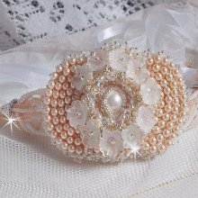 Bracelet Bouquet d'un Jour brodé avec des perles nacrées de Swarovski, des fleurs Lucite, des rubans et des rocailleserles de qualité
