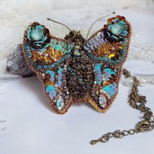 Pendentif Papillon Sauvage Ombré brodé avec rocailles, sequins, strass et perles Cristal Swarovski