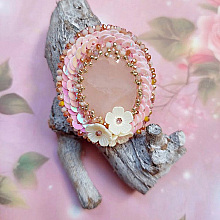 Broche Amour de Quartz, sequins, fleurs nacr&eacute;es, rocailles et perles verres 