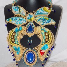 Collier plastron Papillon Or Bleu brodé avec des pierres de gemme façon Haute-Couture