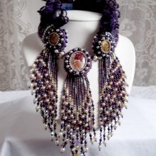 Collier plastron Les Merveilles D'Antan, inspiration belle époque avec une dentelle violette et de très belles perles brodé façon Haute-Couture.