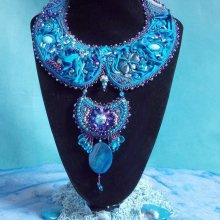 Collier plastron Bleu Royal brodé avec une soie l'éternel Bleu façon Haute-Couture
