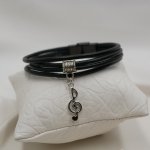 Bracelet manchette cuir noir au pendentif charme argenté au choix