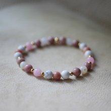 Bracelet en perles pierres naturelles Howlite et Rhodonite et perles dorées