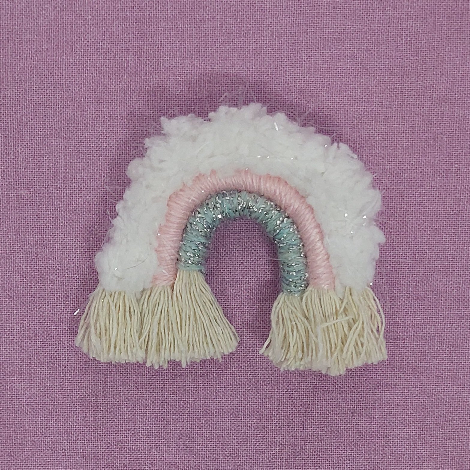Broche Macram&eacute; Arc-en-ciel