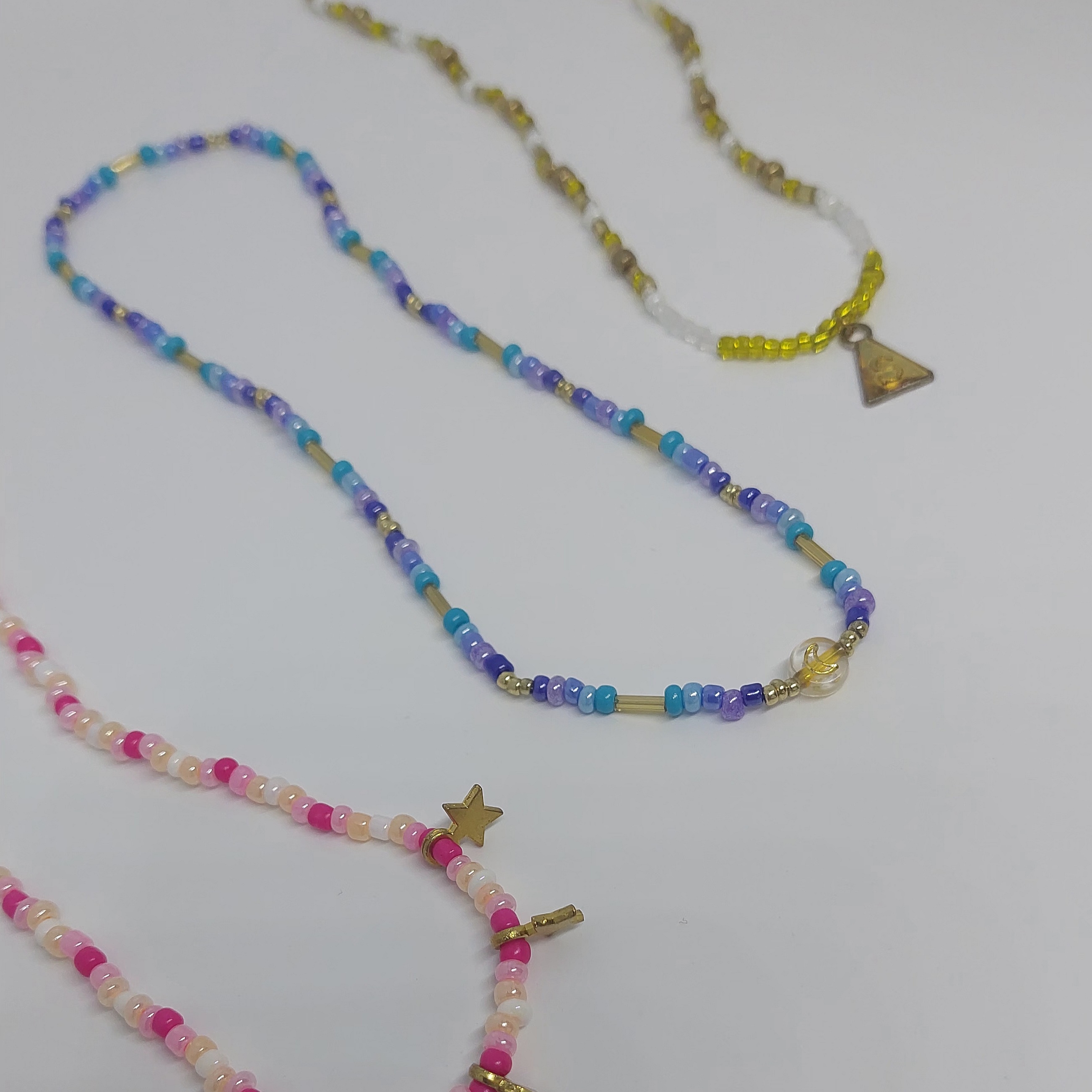 Ras du cou dor&eacute;, blanc, et breloque : Soleil