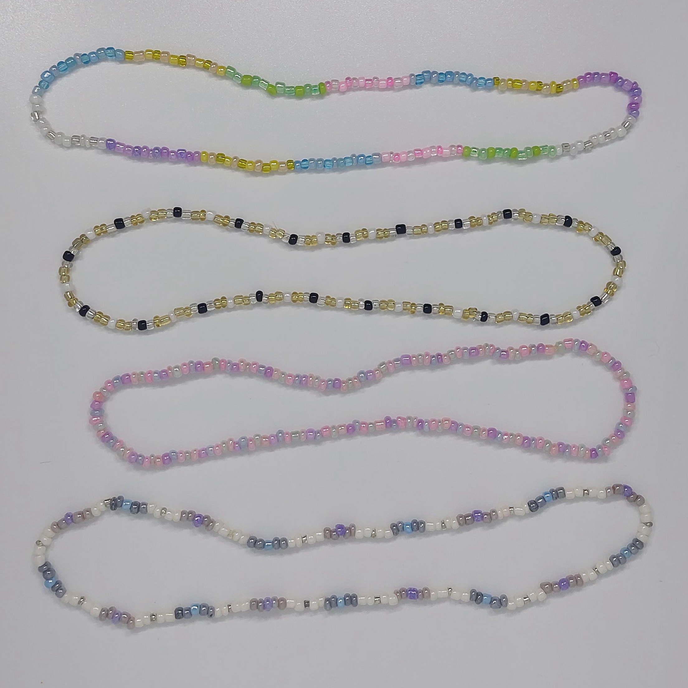 Ras du cou &eacute;lastique dor&eacute; et noir en perles de rocaille