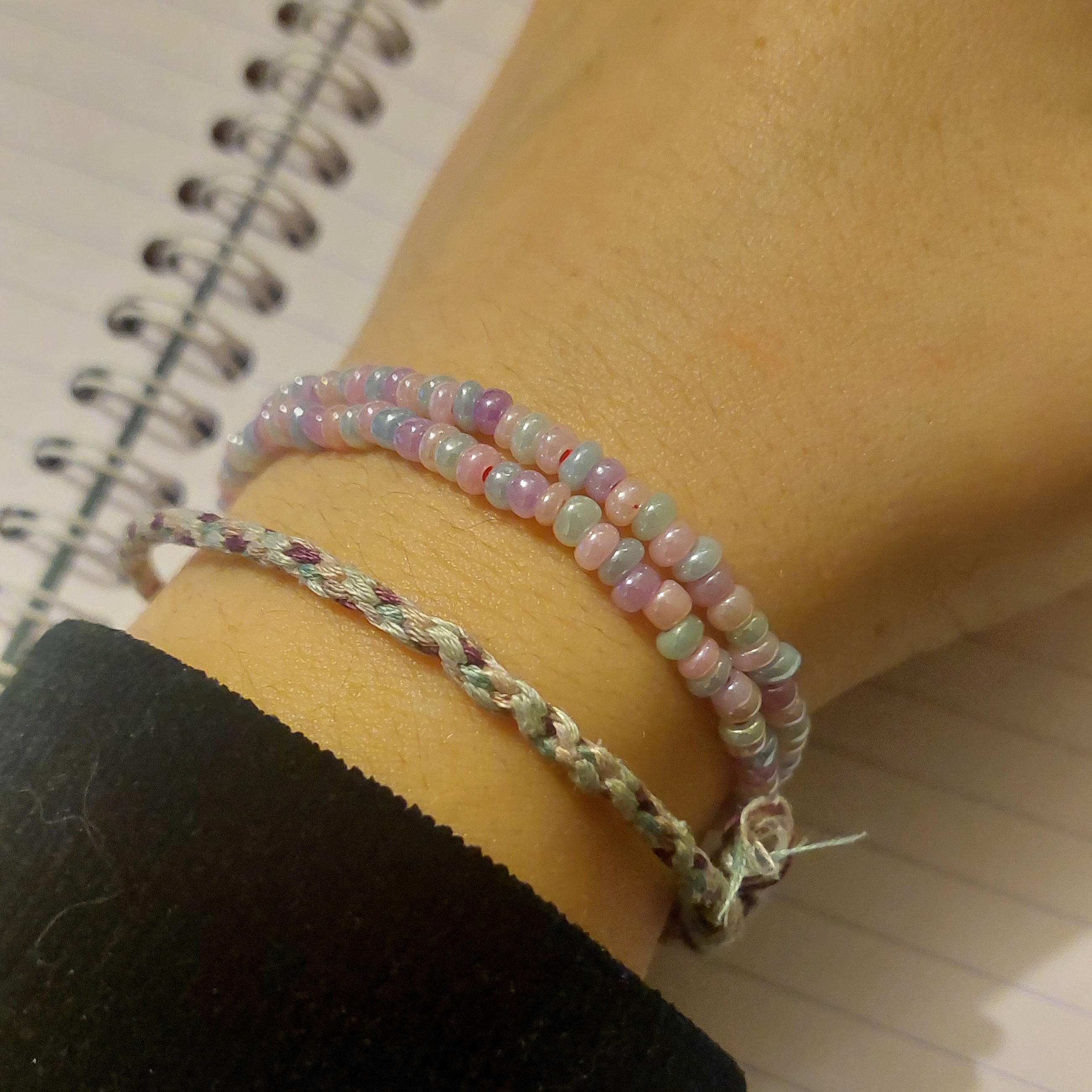 Ras du cou sir&egrave;ne en perles pastel