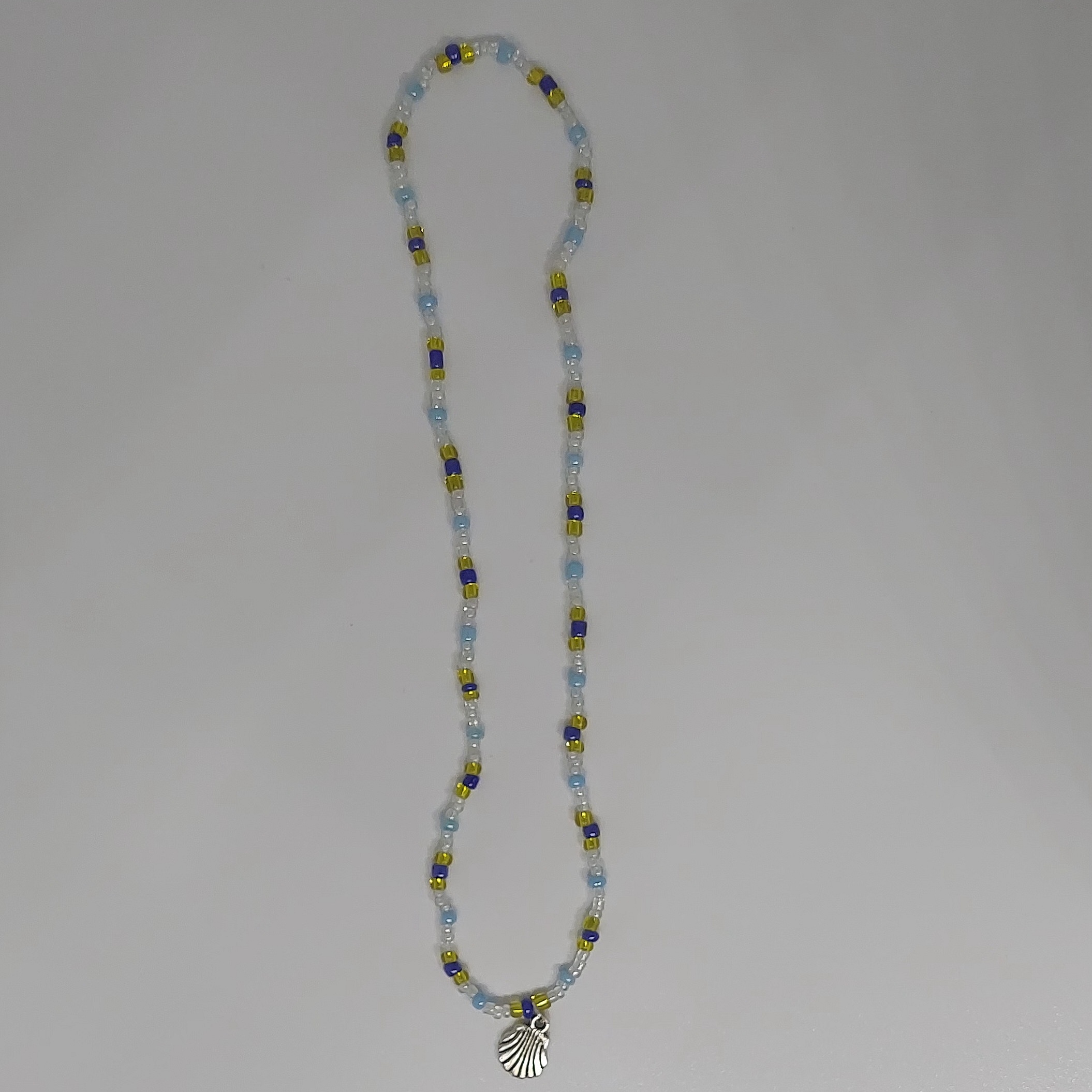 Ras du cou violet &agrave; breloque coquillage