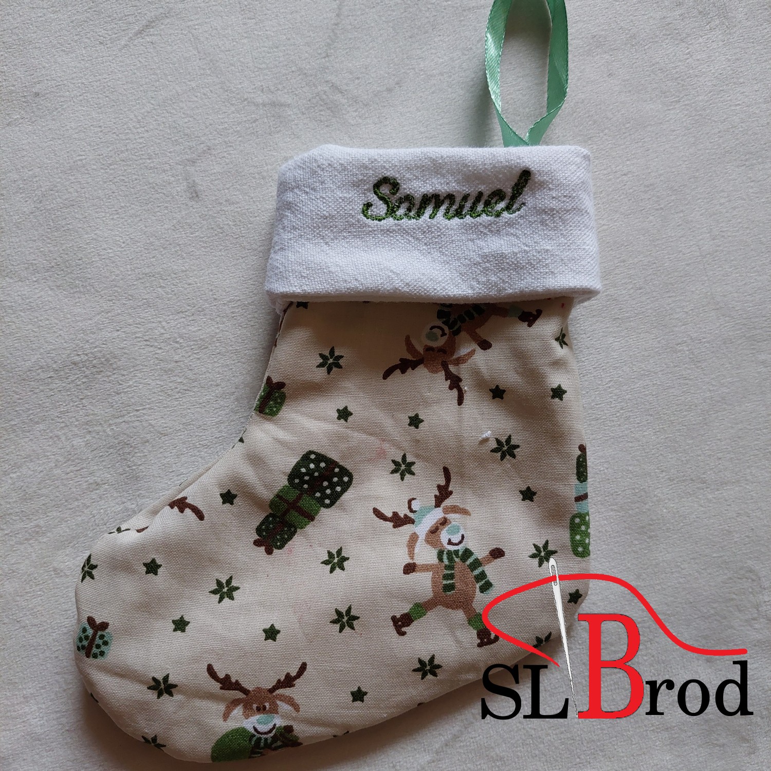 Petite chaussette de Noël au motif renne et cadeaux