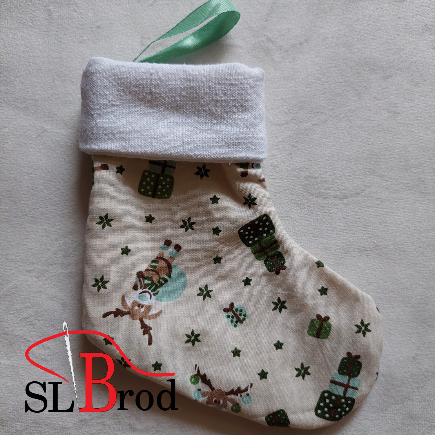 Petite chaussette de Noël au motif renne et cadeaux