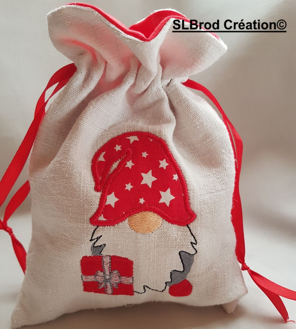 Petit pochon de Noël avec un Gnome brodé au bonnet rouge
