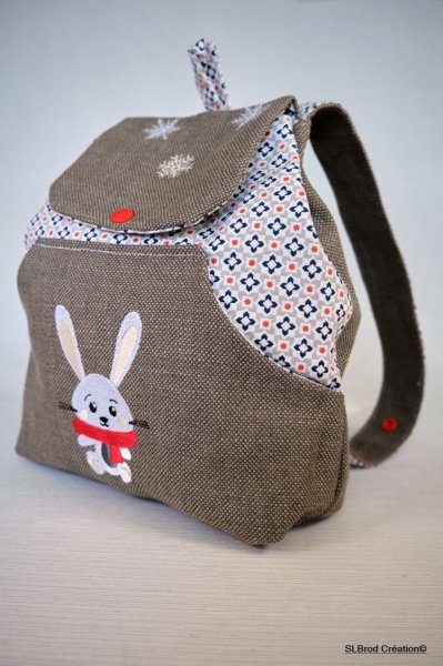 Sac à dos enfant brodé lapin écharpe rouge à personnaliser