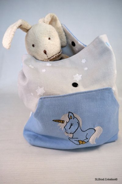 Sac à dos enfant brodé licorne et étoiles personnalisable